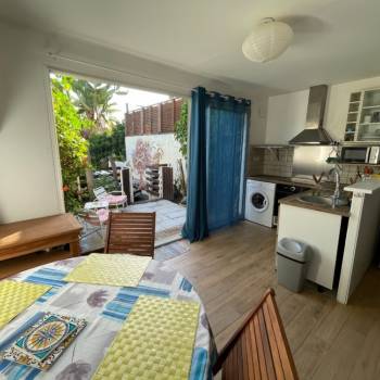 RARE À SAINT-GILLES-LES-BAINS – F2 MEUBLÉ AVEC JARDIN ET PARKING