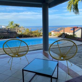 Vue mer, piscine et bungalow indépendant : une belle opportunité à Pointe des Châteaux