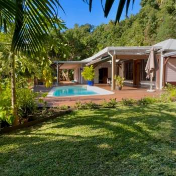 Villa de plain-pied avec piscine et vue mer dans un écrin de verdure de 12 000 m²